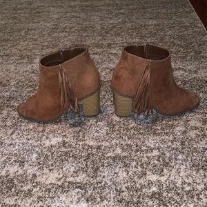 Women’s brown suede bootie with zip and fringe